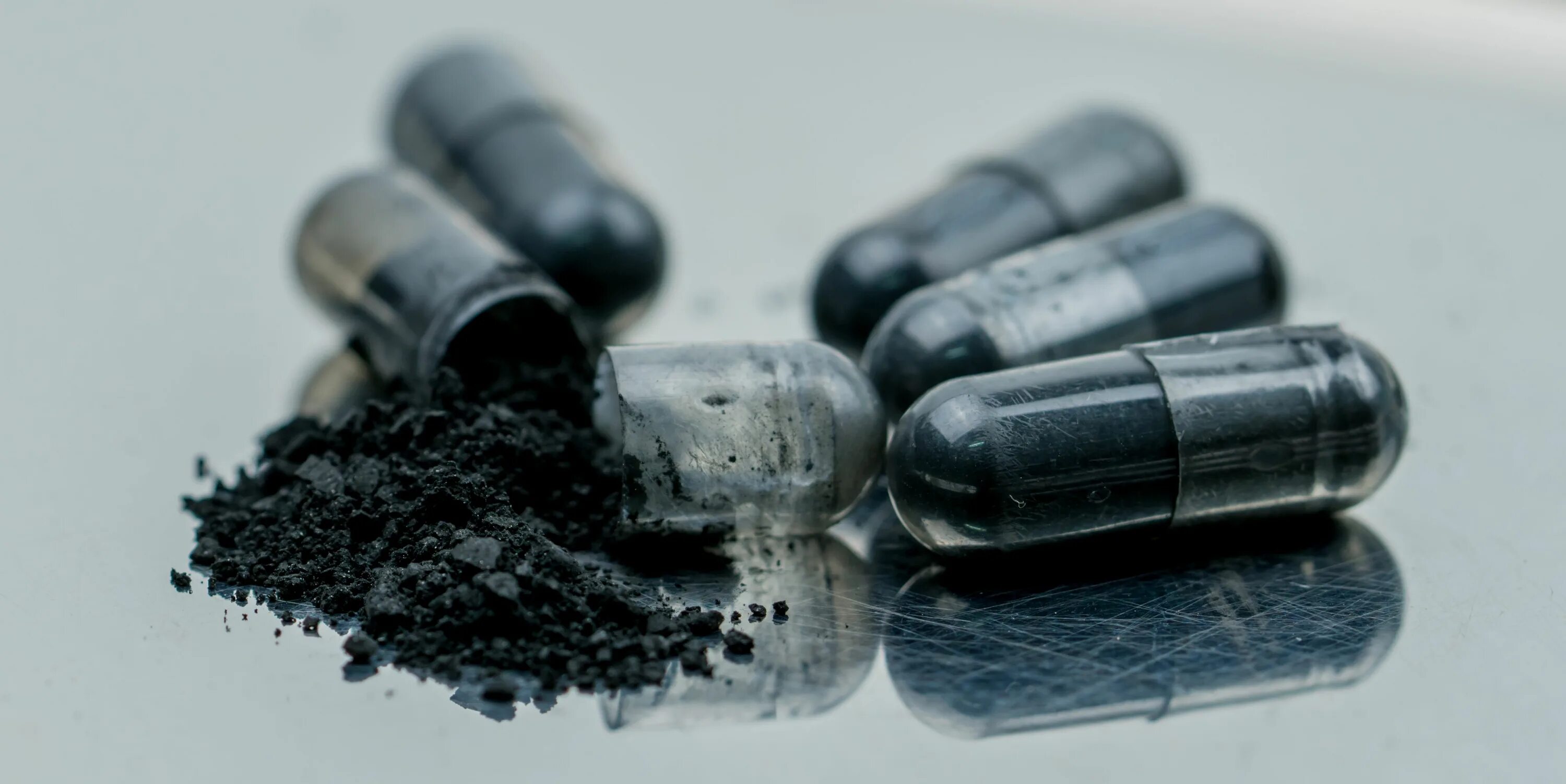Активированный уголь 500 мг. Черные таблетки. Activated carbon таблетки. Черное лекарство. Таблетки на черном фоне.