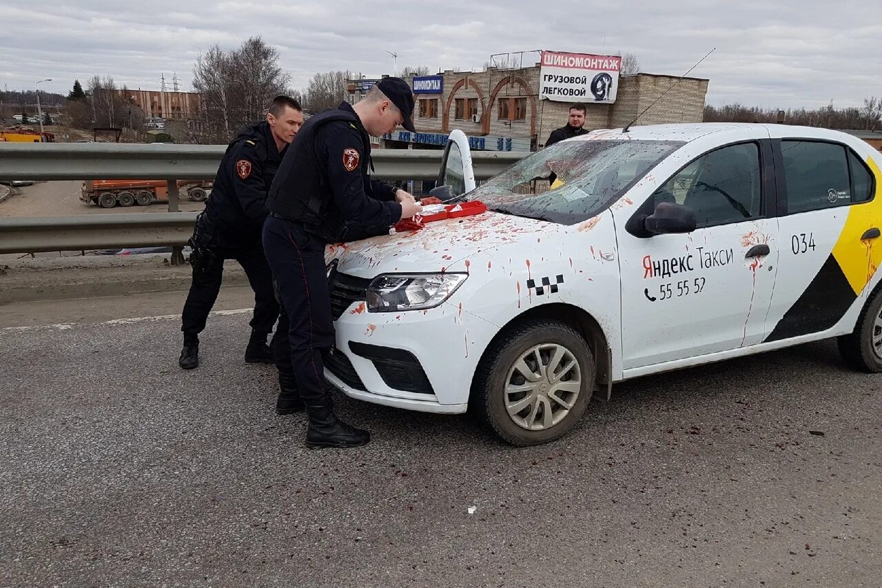 Напал водитель такси