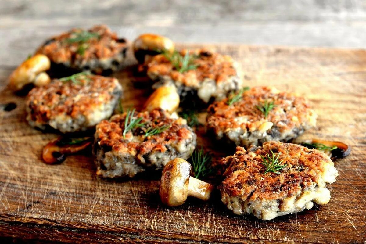 Грибные котлеты из замороженных. Грибные котлеты. вкуснейшие грибные котлеты. грибные котлеты из шампиньонов. биточки с грибами.