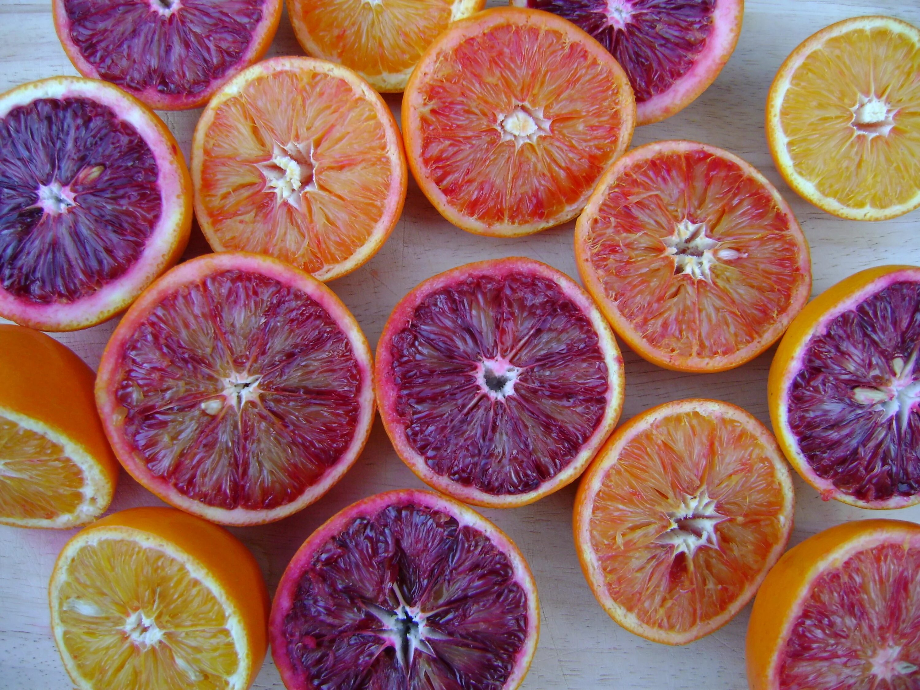 Фиолетовый апельсин. Фиолетовый мандарин. Фиолетовый цитрус. Розовый апельсин.