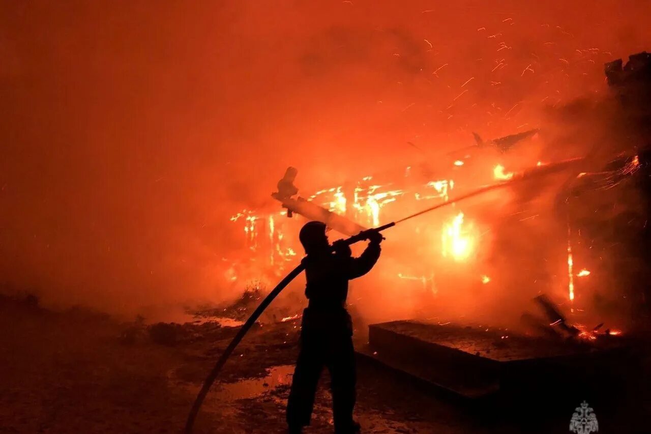 Сгорел дом в емельяновском районе красноярского края. Мчс огонь. Красноярский край пожар сегодня. Пожары. Пожар в школе красноярский.