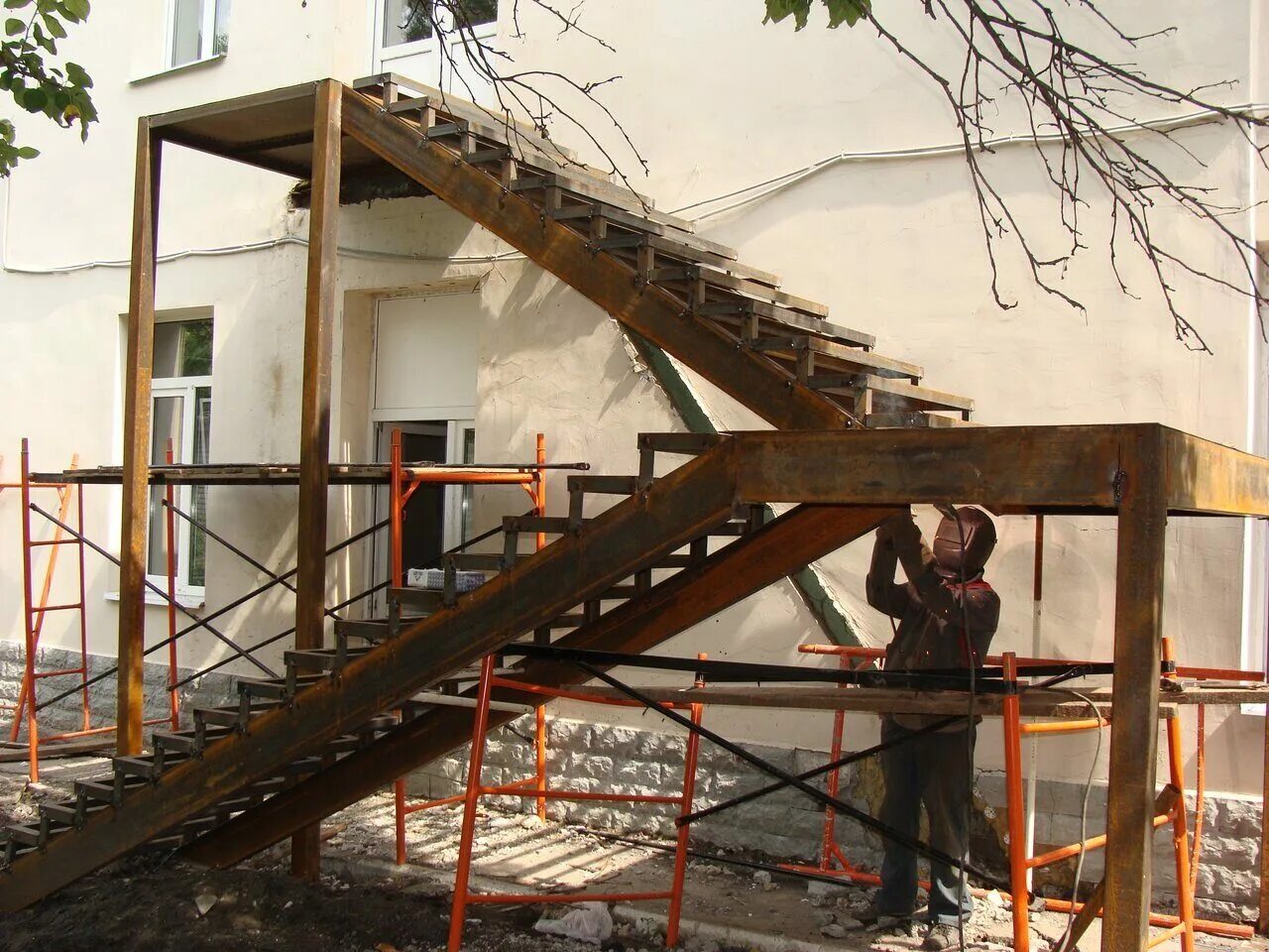 пожарная лестница надпись. цена за монтаж пожарных лестниц по федеральному. сборка пожарной лестницы borge. пожарная лестница наружная. вертикальная пожарная лестница.