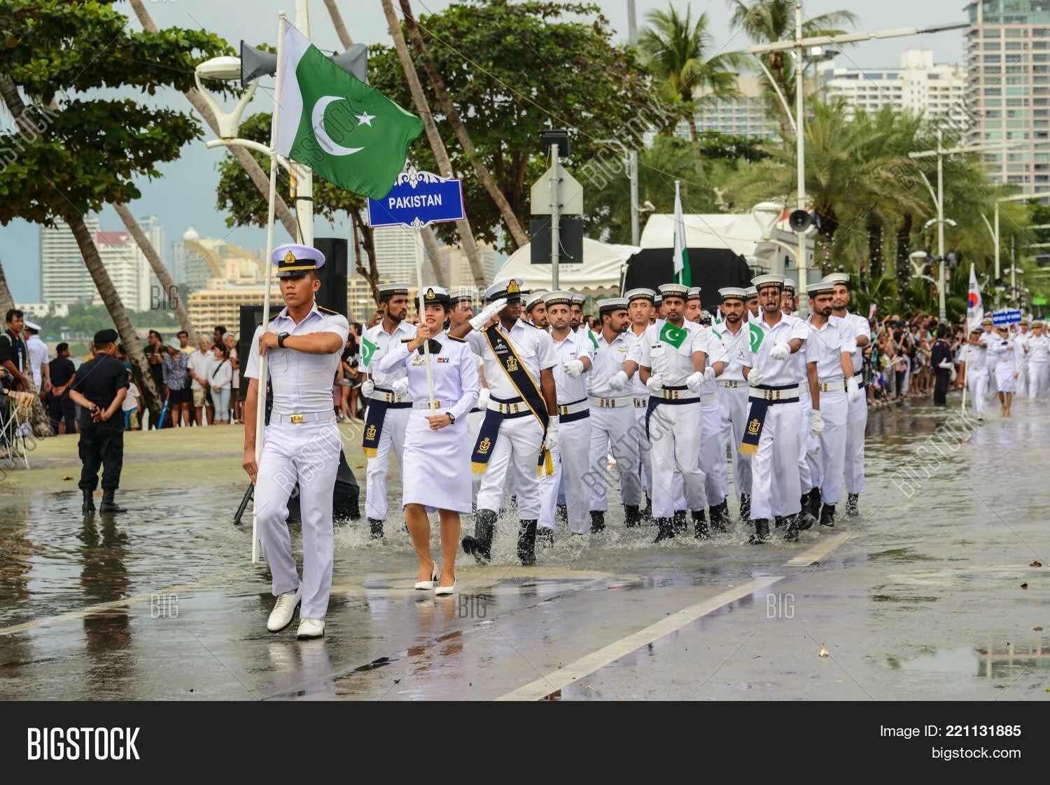 Парад ВМФ В Паттайе... Парад в Паттайе российские моряки. Военный парад моряков в Паттайе. Русские моряки маршируют в Таиланде. Видео парад в тайланде