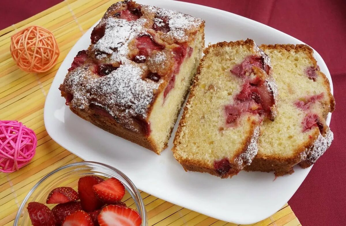Кексы маффины с клубникой. Кекс с клубникой. Рецепт клубничного кекса. Клубничные маффины. Клубничные маффины.