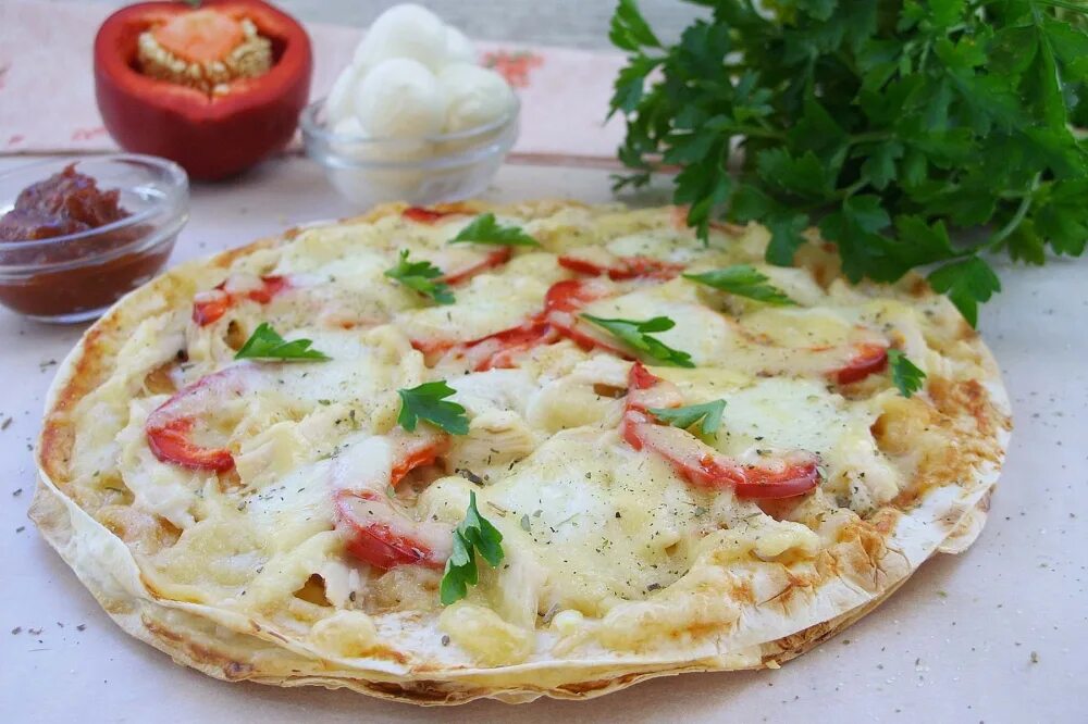 Лаваш с сыром и помидорами. Пп пицца из лаваша. Пицца из лаваша слоями. Завтрак из лаваша. Пицца из лаваша слоями.