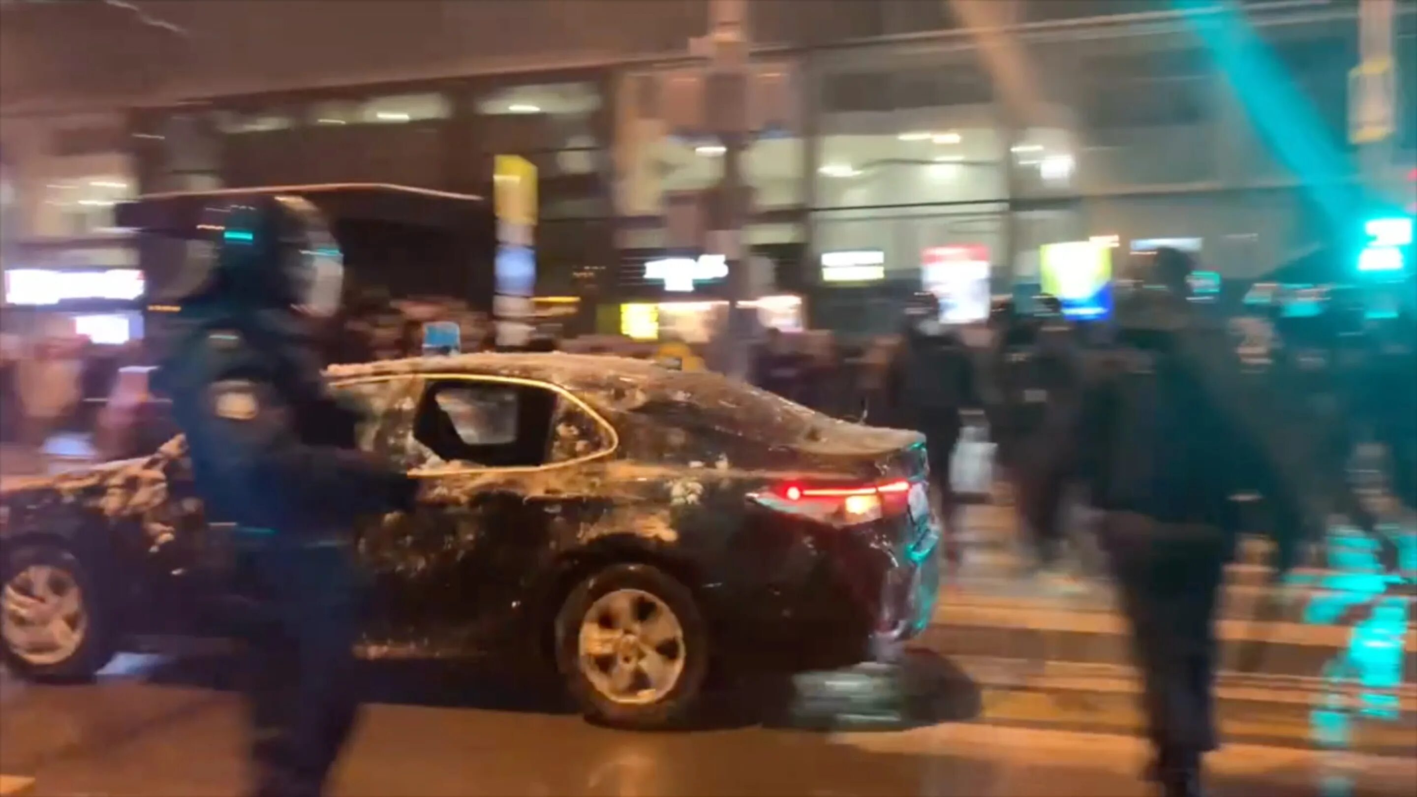 Закидали снежками машину с мигалкой на Цветном бульваре. Разбили автомобиль АМР В Москве.