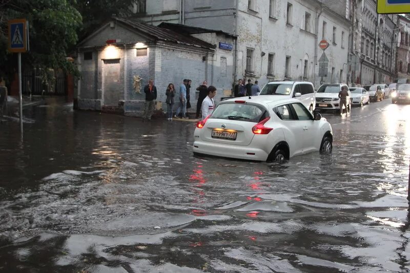 Наводнение Хохловский переулок. Потоп в Хохловском переулке. Хохловский пруд. Ливень в Москве.