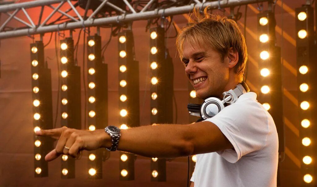 Buuren between us. Армин Ван бюрен. Армин Ван бюрен фото. Armin van Buuren 2010 photo. A State of Trance 2010 армин Ван бюрен.