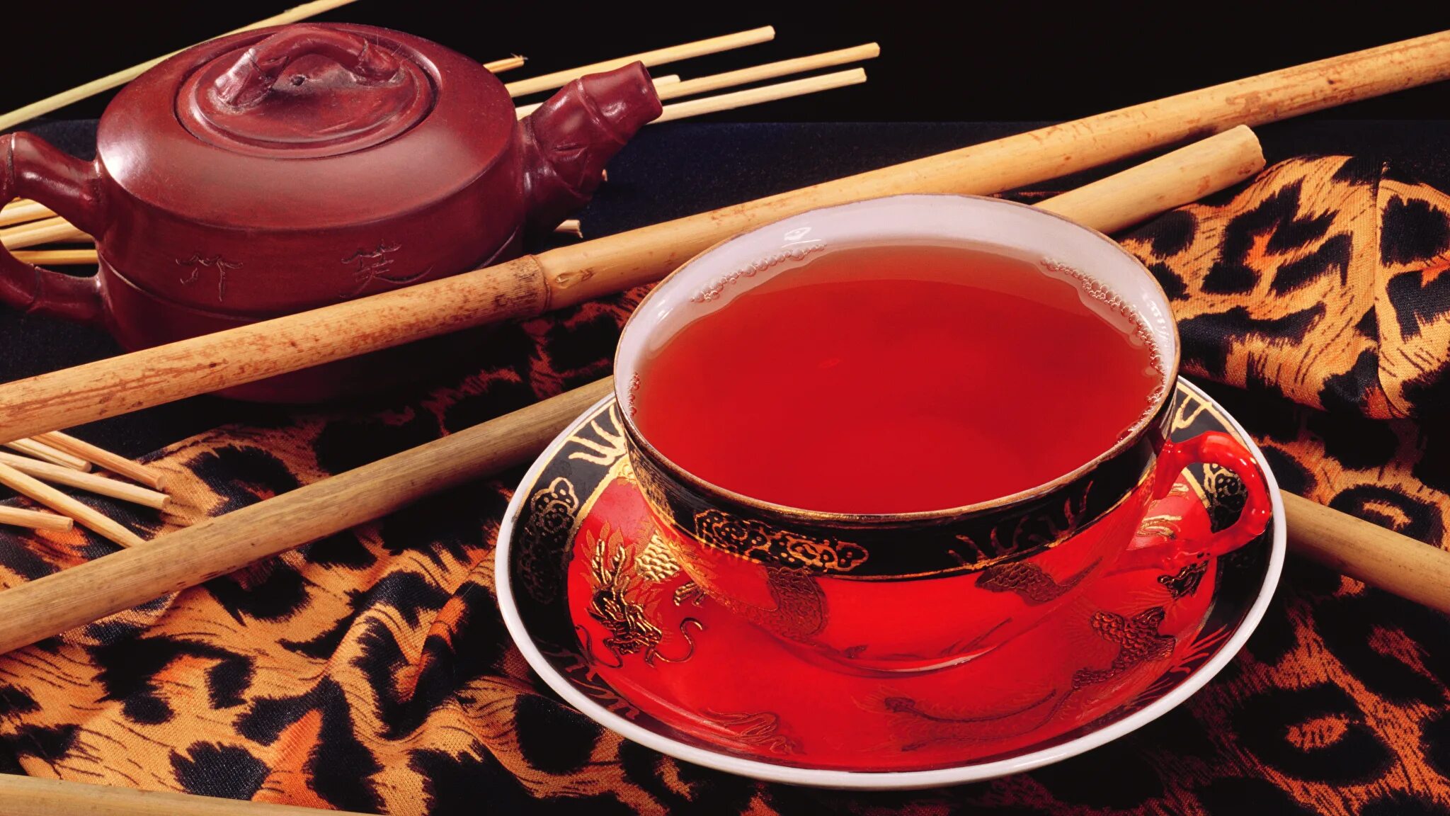 Красивый чай. Кружка чай. Красная чашка с чаем. Красный китайский чай. Горько сладкий чай