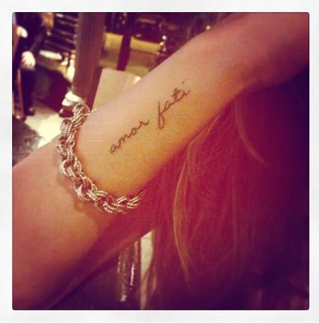 Тату amor. Аморе фати на руке. Амор фати татуировка. Amor vincit omnia тату. Татуировка memento.
