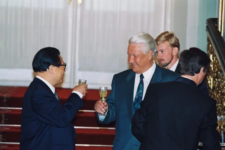 Китай 10 юаней. 50 юаней монета. 1 юань монетка. Цзян цзэминь 1993. Китайский юань монеты.