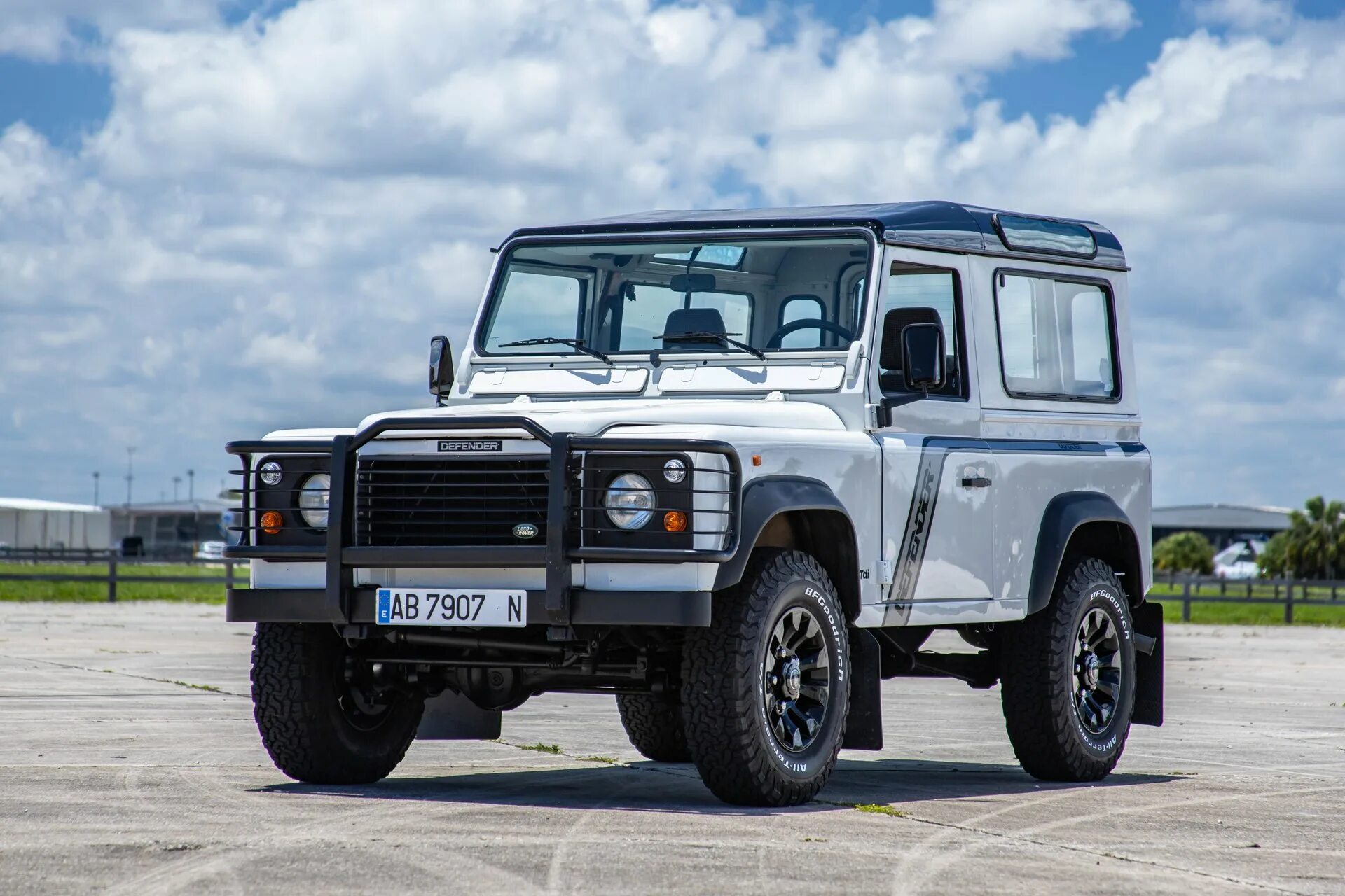 Дефендер 90. Defender 1994. Ленд Ровер 1994. Ленд Ровер Дефендер 1994 фото.