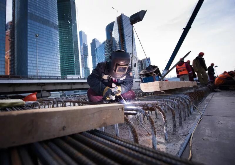 Рабочие москва недорого. Строители Москва. Рабочие на стройке. Московский Строитель. Рабочие на стройках Москва-Сити.