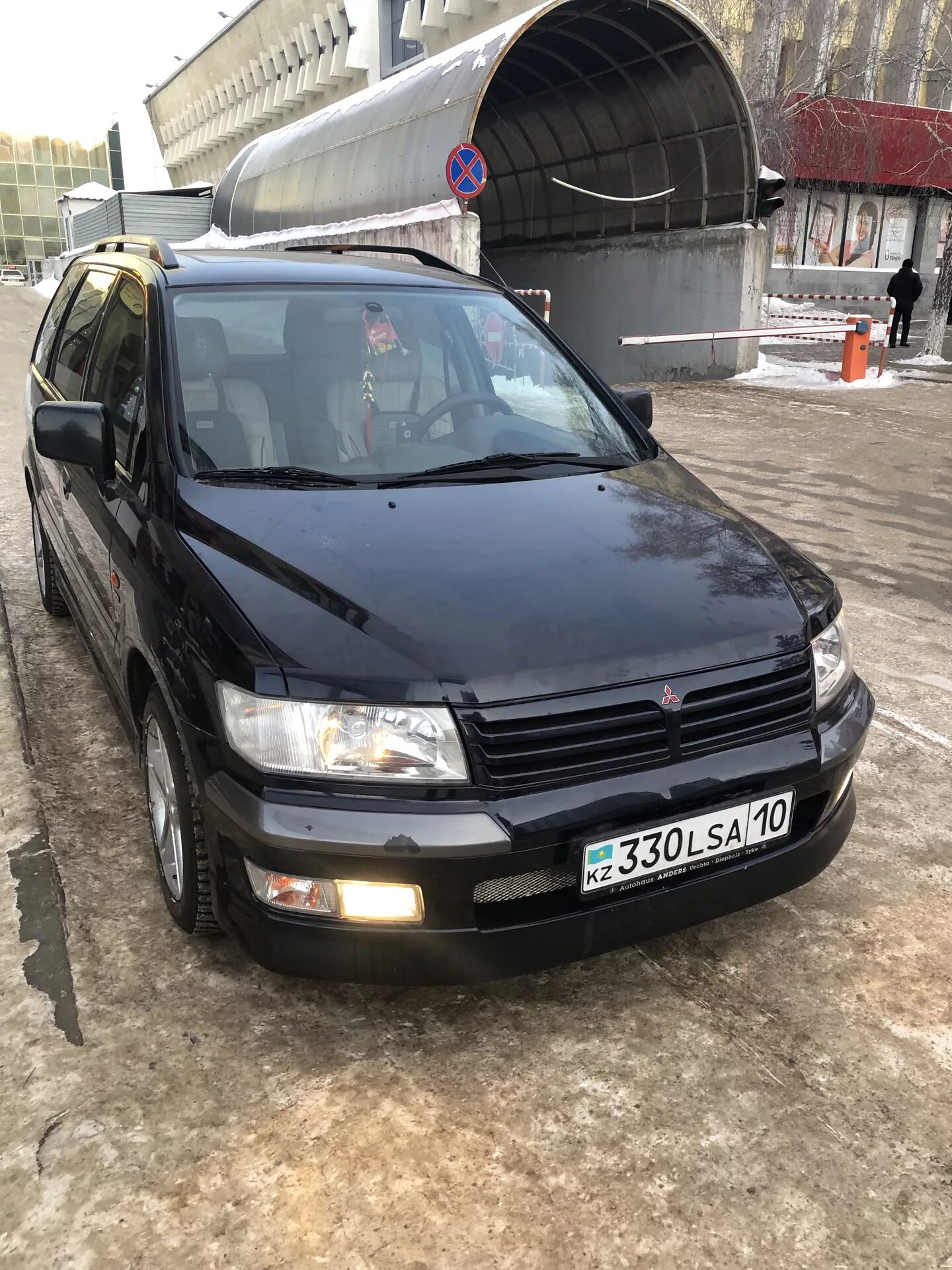 Space Wagon Mitsubishi 2000 2.4. Митсуба Спейс вагон 2000. Митсубиси Спейс вагон 2004. Mitsubishi Space Wagon 2.