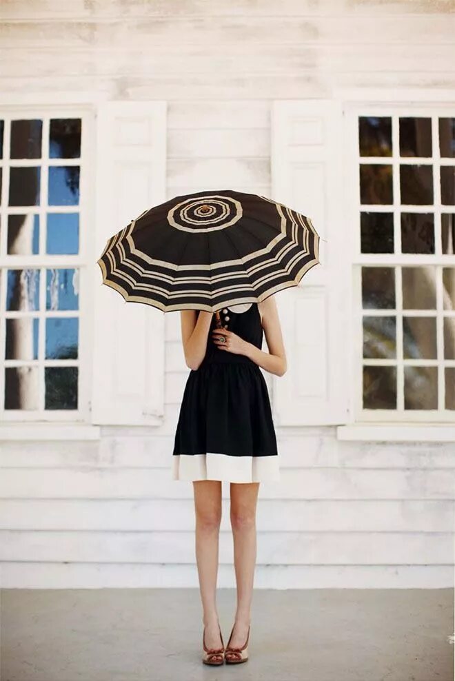 Umbrella dress. Платье зонтик. Черное платье и зонтик фотосессия. Платье черное с зонтиками. Платье с зонтиком Fashion.