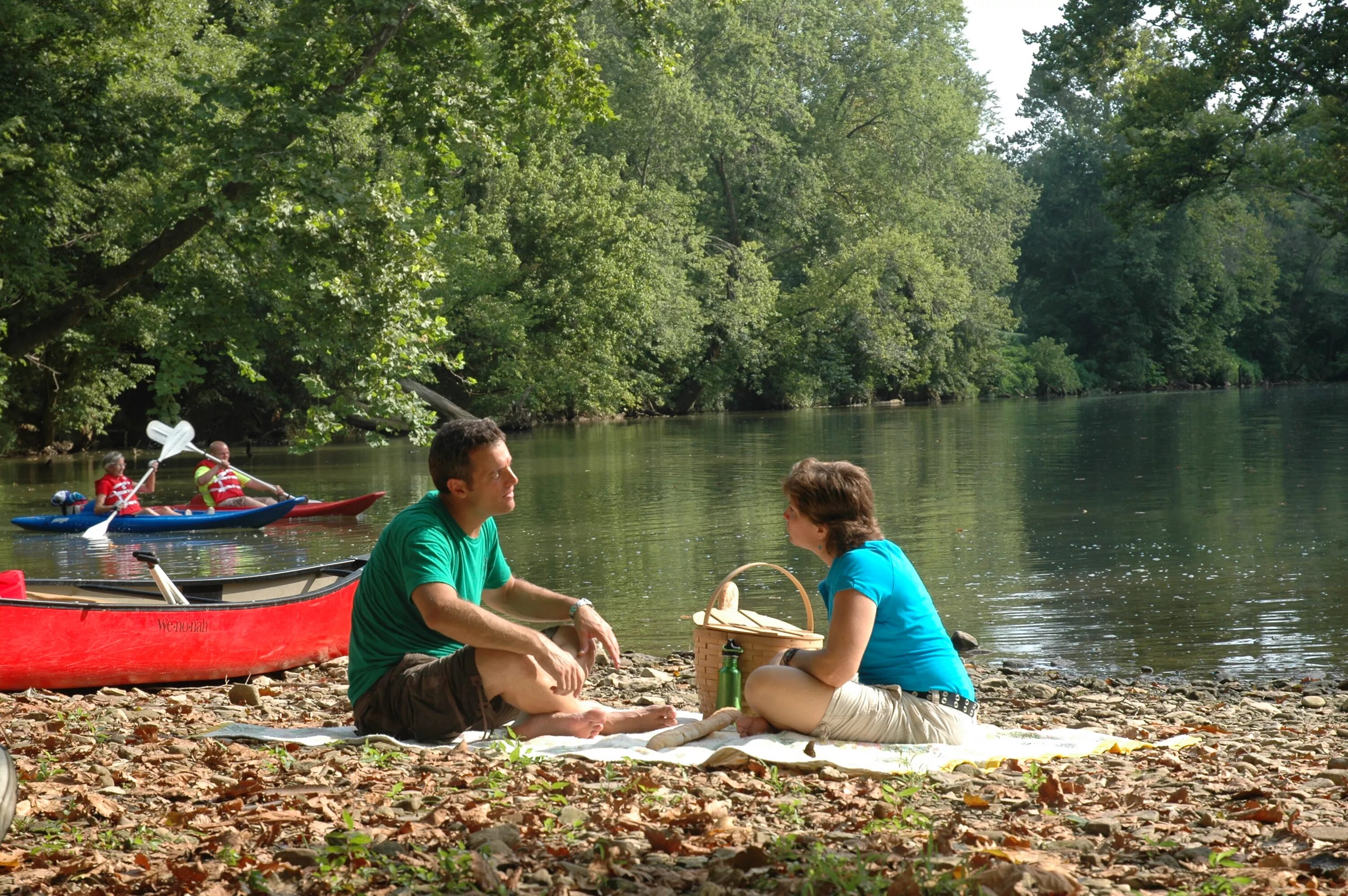 Место для пикника. Отдыхающие на озере. Пикник у реки. Люди на озере.