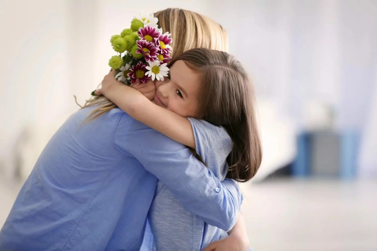 Подарите заботу. День матери. С днем мамы. Мальчик дарит цветы маме. Маме дарят цветы.