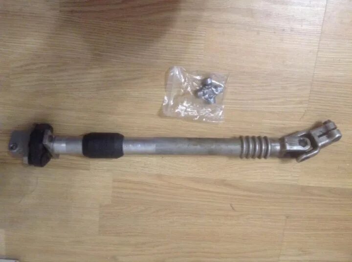 Bmw e39 рулевой карданчик. Рулевой кардан bmw. Рулевой кардан bmw e83. Рулевой вал bmw e36. Рулевой кардан bmw.