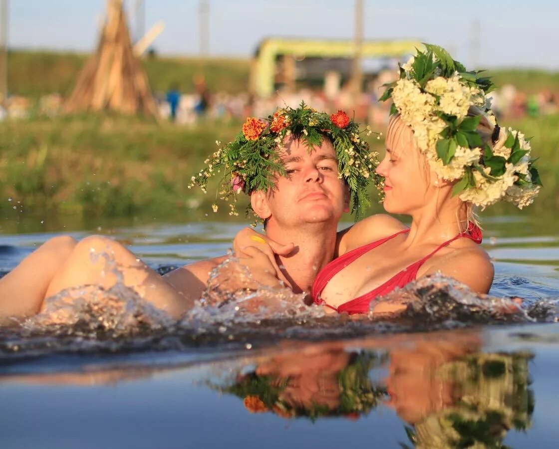 Ивана купана. Праздник Ивана Купалы нагишом. Купание на Купалу. Праздник Ивана Купалы голые. Купание на Ивана Купала девушки.