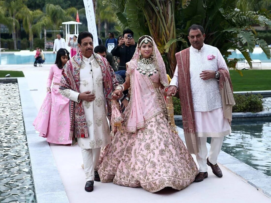 Самые богатые индийские. Индийская свадьба. Свадебный наряд в Индии. Индия богатые люди. Традиционное свадебное платье.