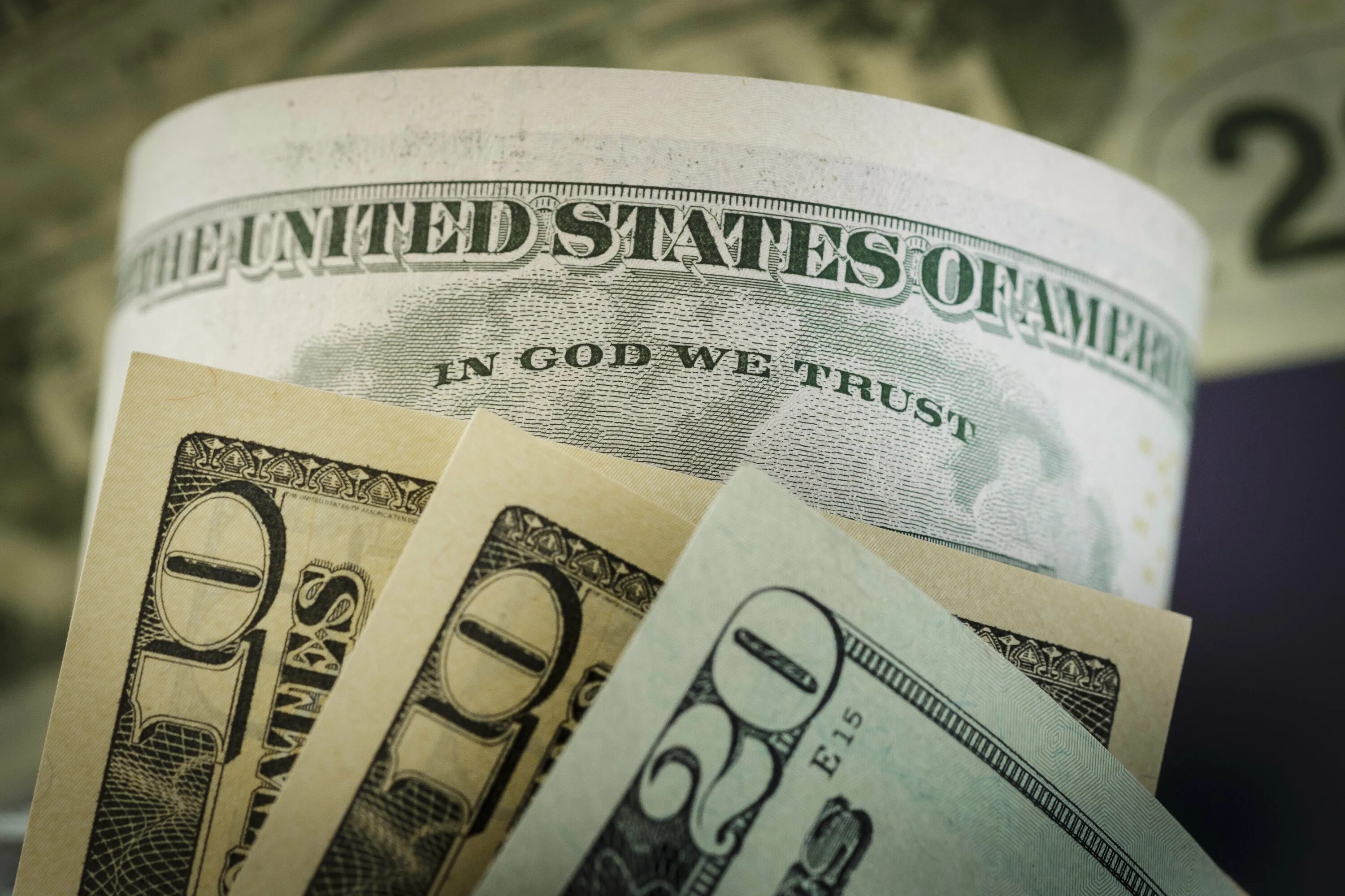 God trust in us. In god we trust на долларе. доллар надпись мы верим в бога. надпись на долларе. in god we trust купюра.