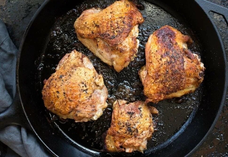 Рецепт жареной кур в. Жареные куриные бедра на сковороде. Бедро куриное жареное. Куриные бёдра на сковороде. Бедрышки куриные на сковороде.
