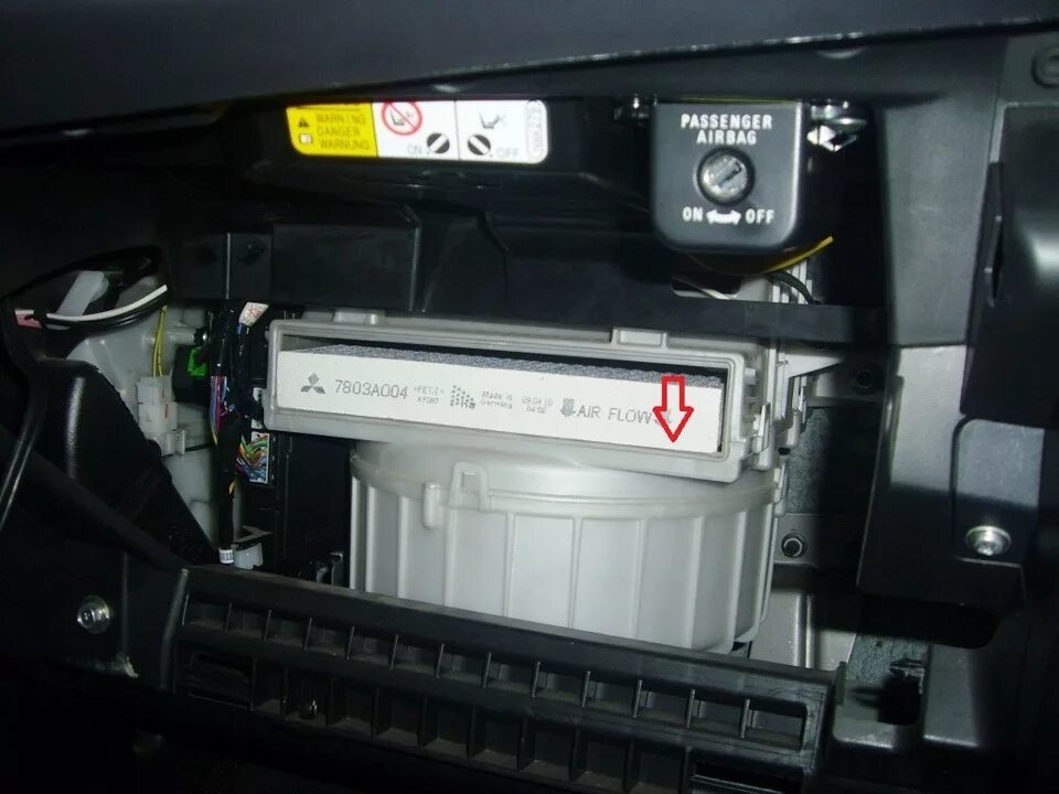 Салонный фильтр ланцер 10 направление. Замена фильтра митсубиси лансер 10. 6. Замена фильтра митсубиси лансер 10. Фильтр салона митсубиси лансер 10.