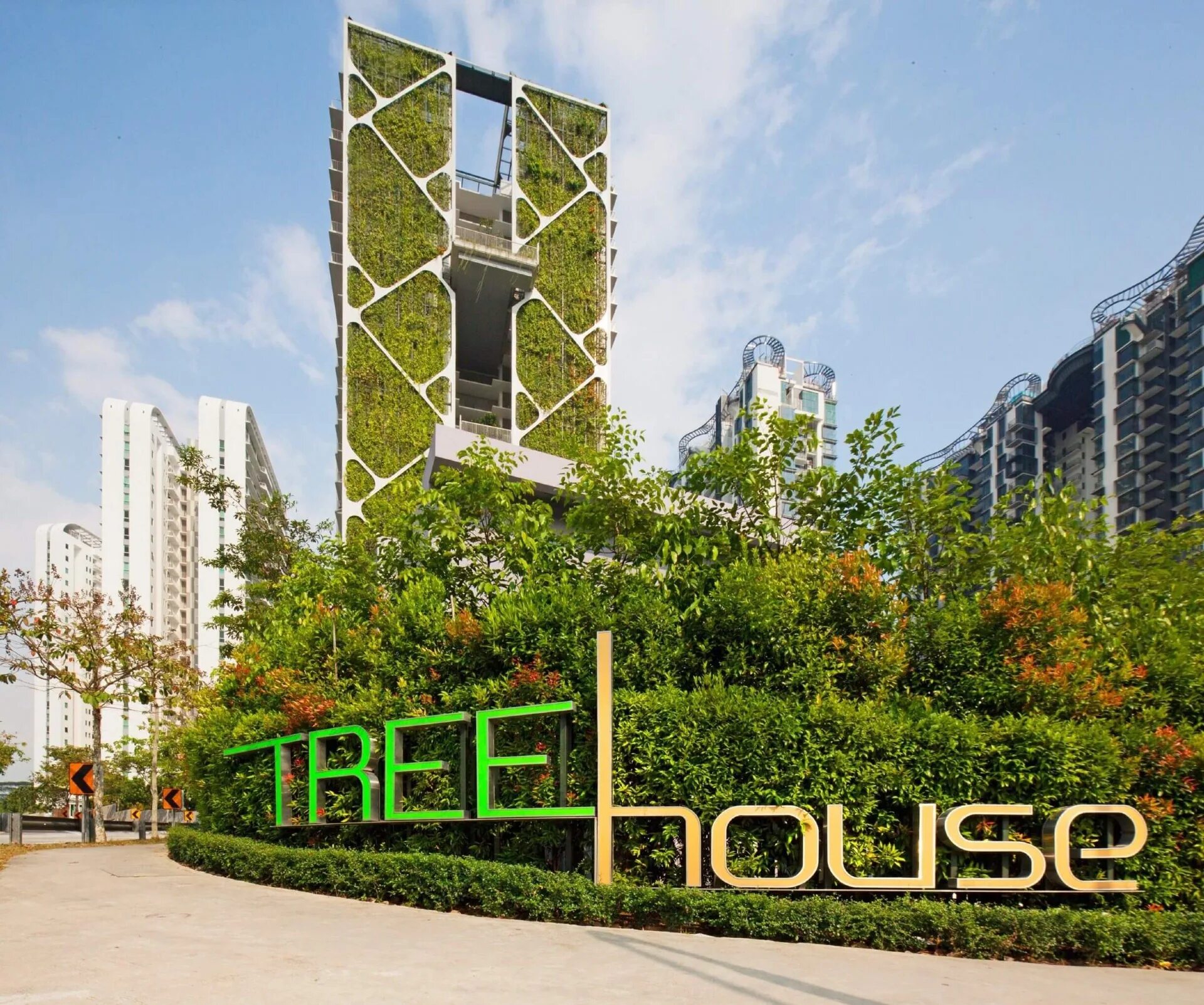 Complex tree. Tree haus зеленый небоскреб» в сингапуре. жилой дом «tree house» в сингапуре. вертикальные сады в сингапуре. зеленый фасад здания сингапуре.
