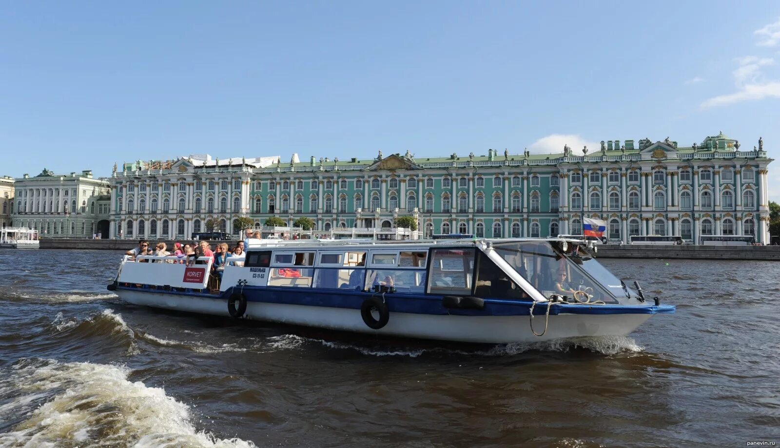 Речные трамвайчики в санкт петербурге. Речные прогулки по Неве в Санкт-Петербурге. Теплоход Северная Венеция Санкт-Петербург. Трамвайчик на Неве в Санкт-Петербурге.