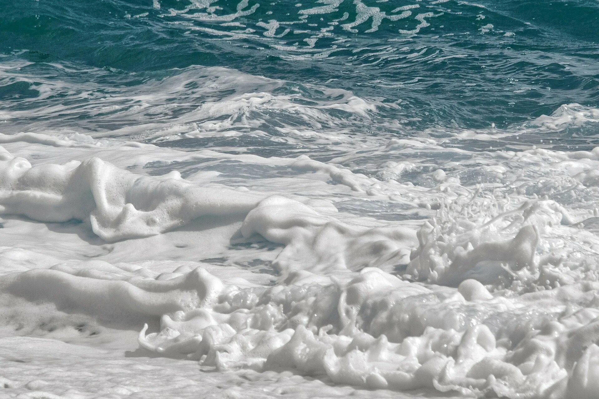 море пена волны. волны черно белые. пена на волнах 5. морской прибой. застывшая морская пена.