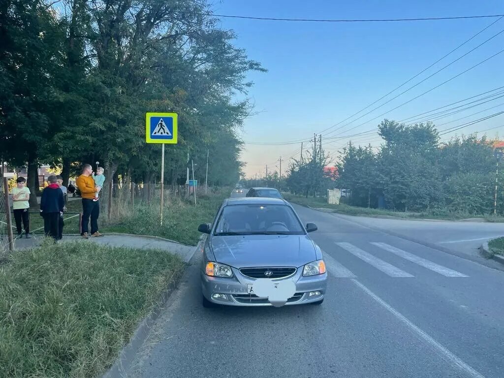 Водитель и пешеход. Наезд на пешехода с велосипедом на пешеходном переходе в Израиле.