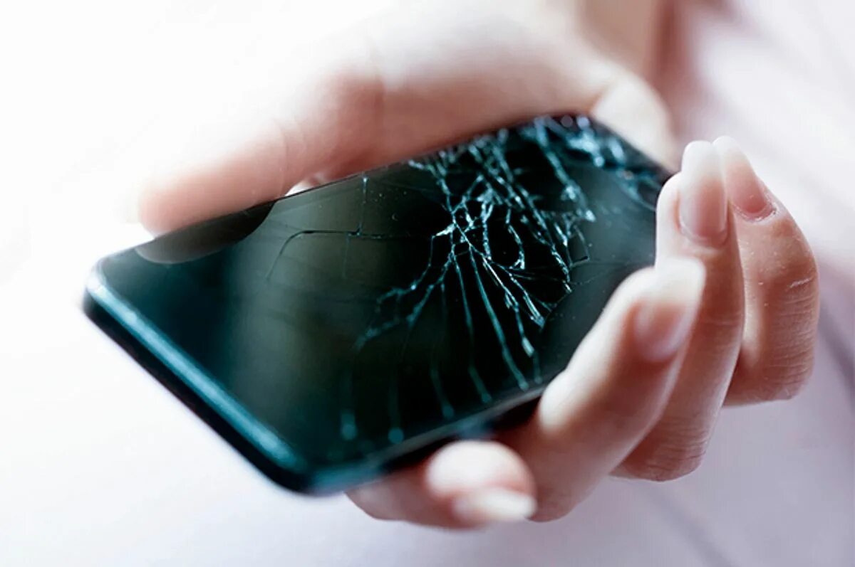 Заменить стекло на смартфоне цена. Разбитое стекло на телефоне. Стекло в телефоне сломались. Треснутый смартфон. Смартфон с разбитым стеклом.