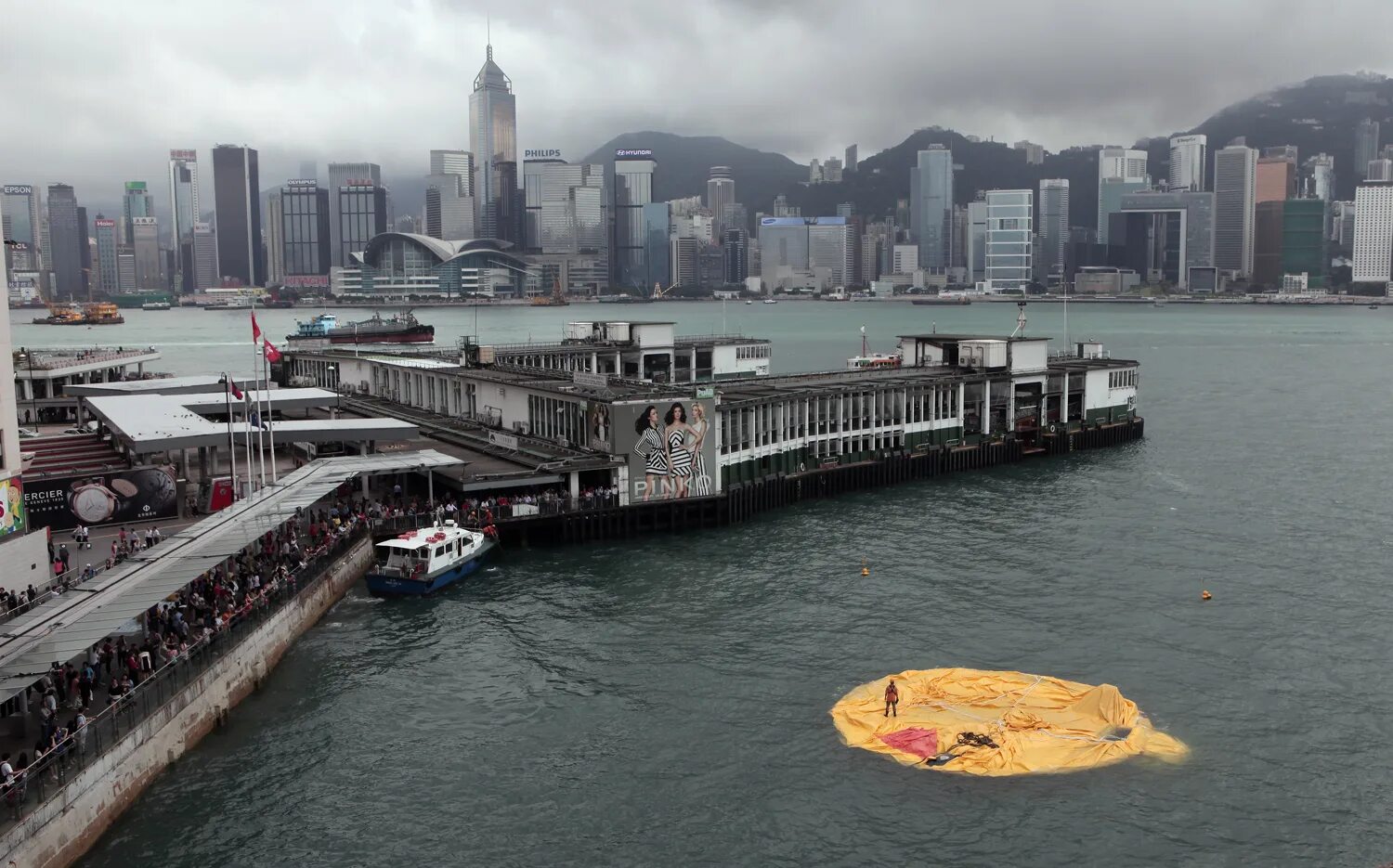 Самый большой конец в мире. Утка в Гонконге. Огромные уточки в Гонконге. Большие утки в Гонконге. Желтые уточки в Гонконге.