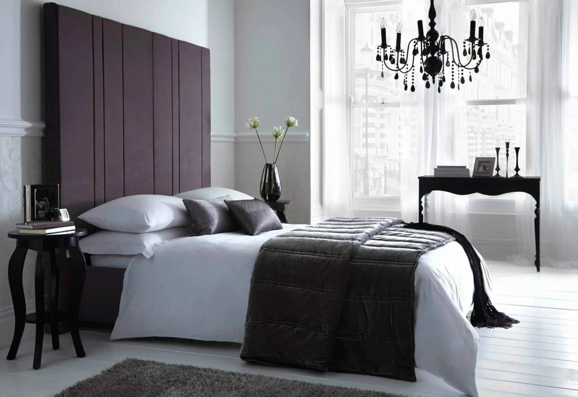 Спальня с черной мебелью. Подвесной светильник eurosvet moire. Люстра в спальню. Черная люстра в интерьере. Спальня монохром.