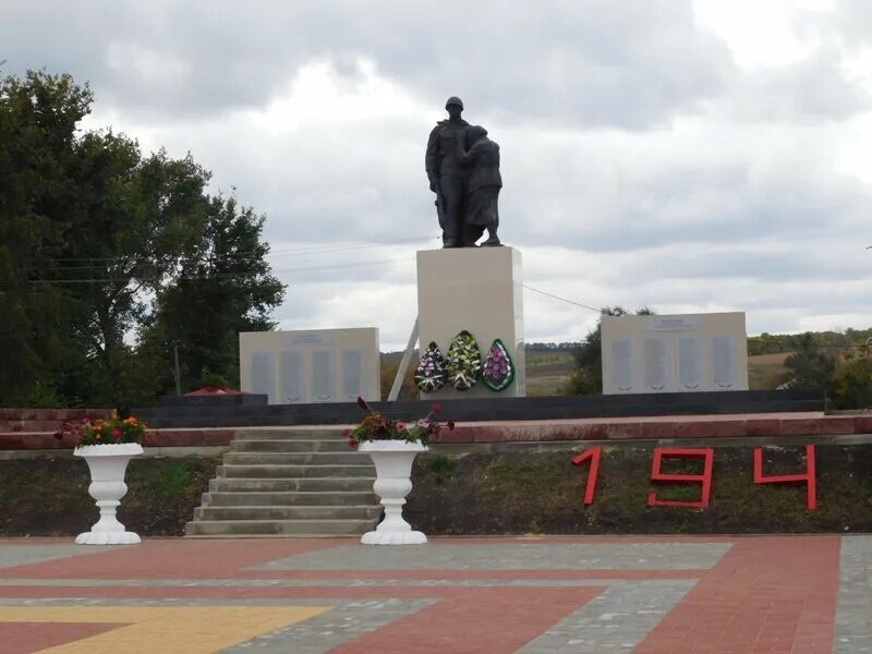 Воронежская область рп ольховатка. Воронежская область мемориалы ВОВ. Ольховатка (Ольховатский район). Памятник в Ольховатке Воронежской области. Памятники Великой Отечественной войны Воронежская область.