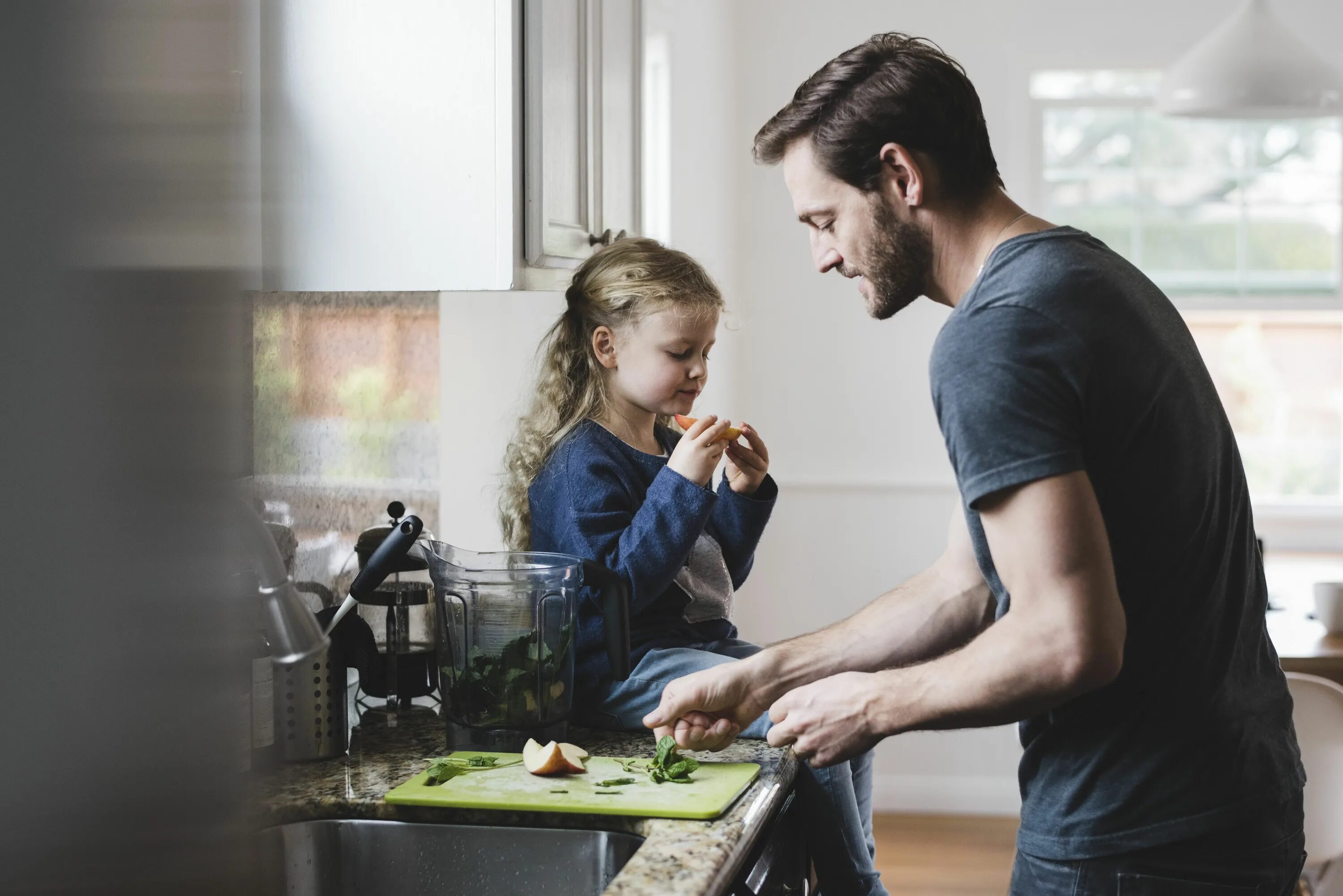 You me to cook the dinner. Отец и дочь. Отец с дочкой за столом. Dad Cooking. Father Cooking.