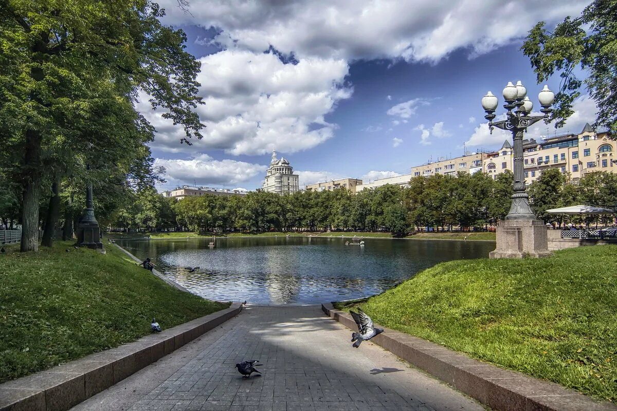 Гулял на патриарших. Патриаршие пруды Москва. Сквер Патриаршие пруды. Патриаршие пруды Пресненский район. Парк Патриаршие пруды Москва лето.