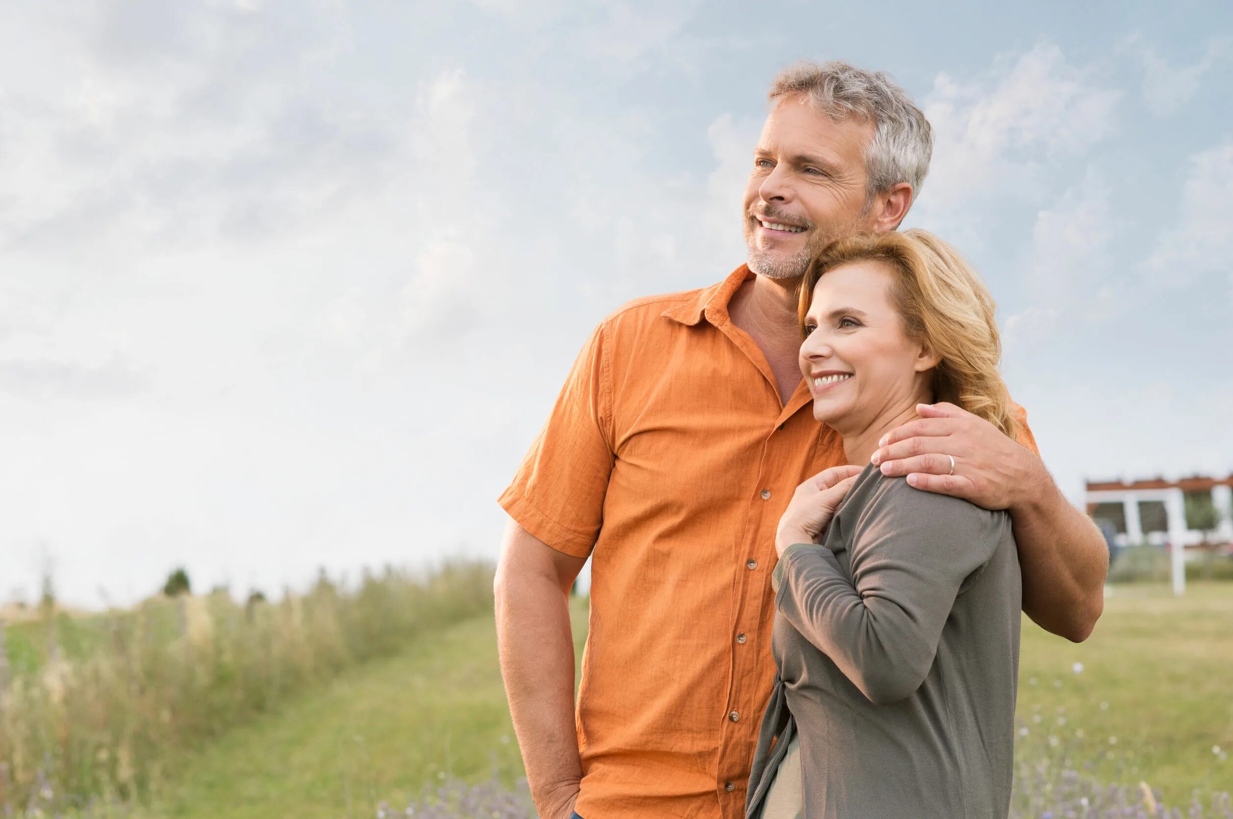 влюбленная женщина. мужчина и женщина в возрасте. мужчина и женщина среднего возраста. мужчина и женщина среднего возраста. пожилые мужчина и женщина.