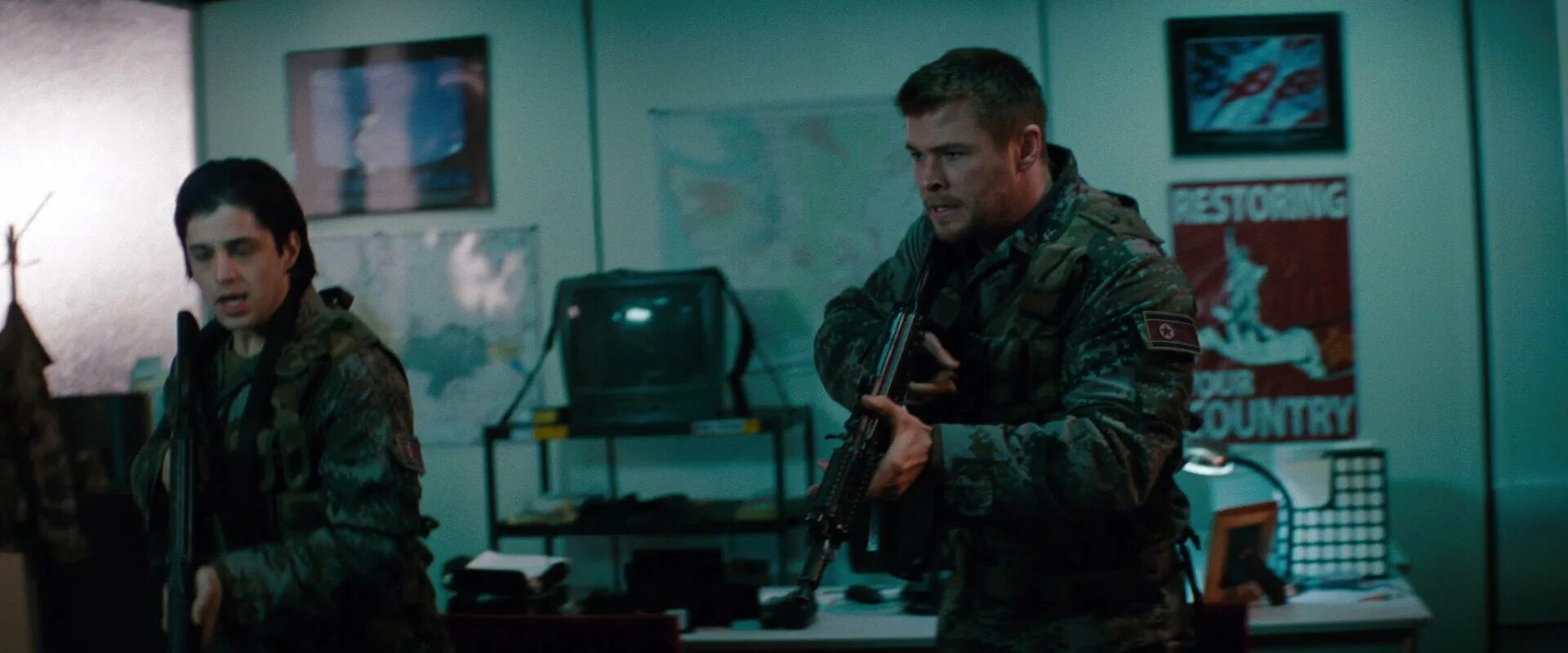 Неуловимые Red Dawn. Красный рассвет 2012. Захватчик 2011