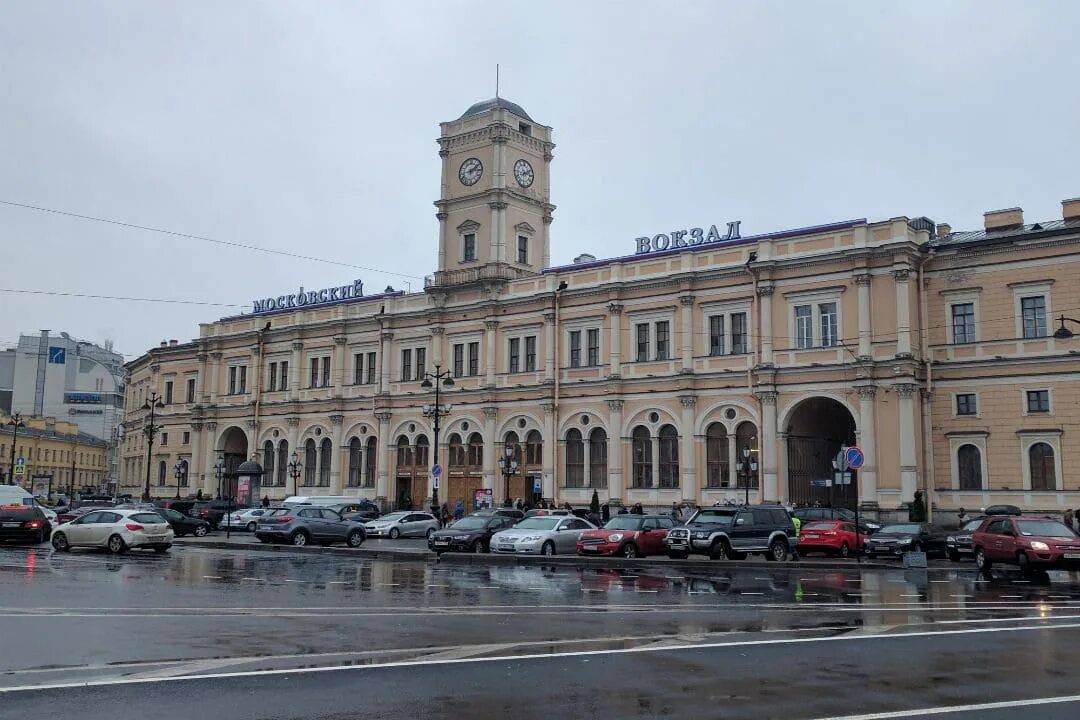 Туту московский вокзал. Московский вокзал Санкт-Петербург парковка. Стоянка у Московского вокзала. Автостоянки у Московского вокзала Санкт-Петербурга. Санкт-Петербург главный Московский вокзал.