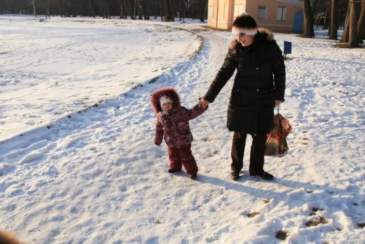 Бабушка и внук зима. Прогулка бабушки с ребёнком зима. Бабушка с ребенком зимой. Бабушка с внуками зимой.