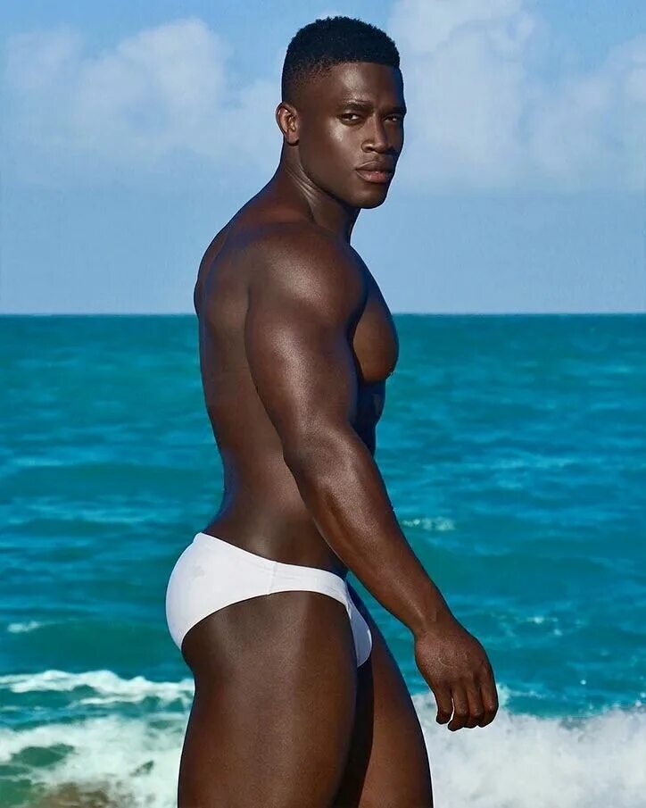Темнокожие мужчины на пляже. Темнокожий парень на пляже. Красивые негры. Афроамериканцы на пляже.