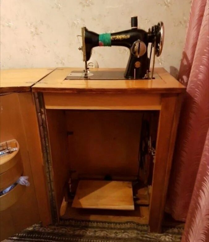 Старая ножная швейная машинка цена. Zinger швейная машинка ножная. Швейная машинка ножная с тумбой Зингер. Швейные машинки ЗВИ ножная.