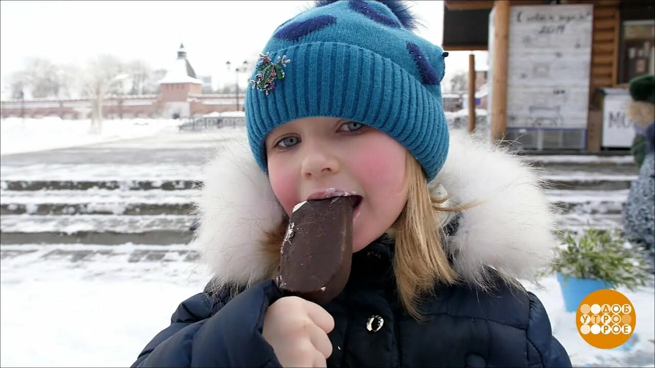 ем мороженое зимой. девочка ест снег. ем мороженое зимой. мороженое зимой. мороженое зимой.