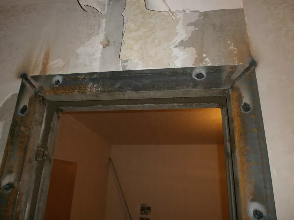 проем в панельном доме. расширение проема в панельном доме. расширение проема входной двери в п44. усиление дверного проема входной двери. установка дверей расширение проема.