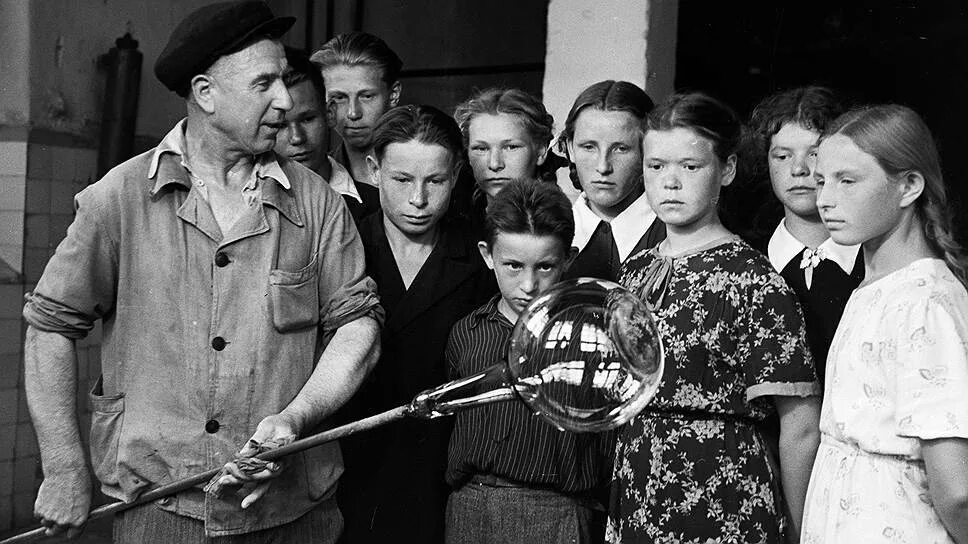 Фото тружеников. СССР люди. Советские люди 1950. Советская школа экскурсии. Советский рабочий.