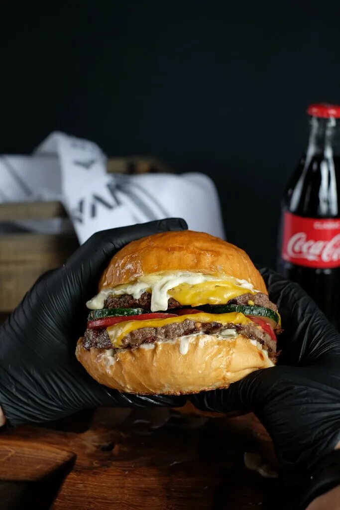 Самбургер махачкала. Бургер каспийск. Самбургер махачкала меню. Самбургер махачкала. Птицы едят булки из макдональдса.