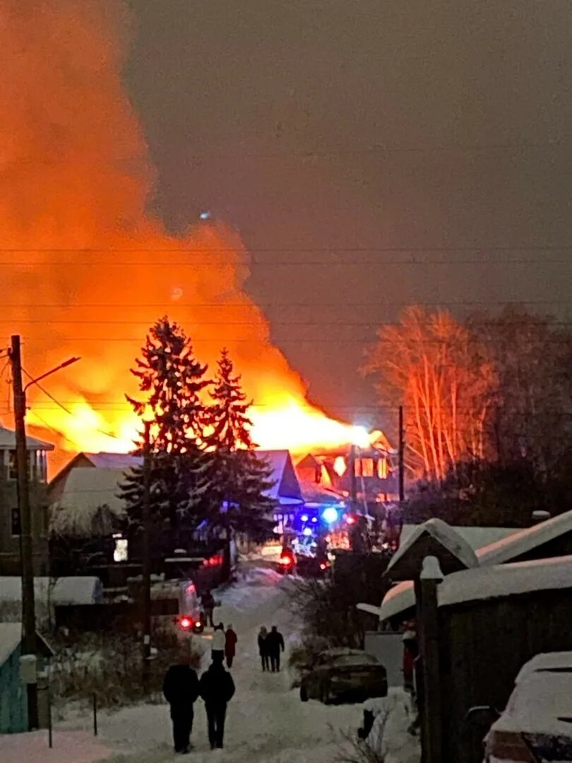 Пожар на заревом. Пожар чистые пруды. Пожар фото. Киров пожар. Зарево пожара.