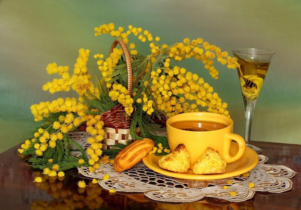 Мимоза в чашке. Открытки с добрым утром с мимозой. Мимоза и тюльпаны. Красивый букет мимозы. Мимоза и кофе.