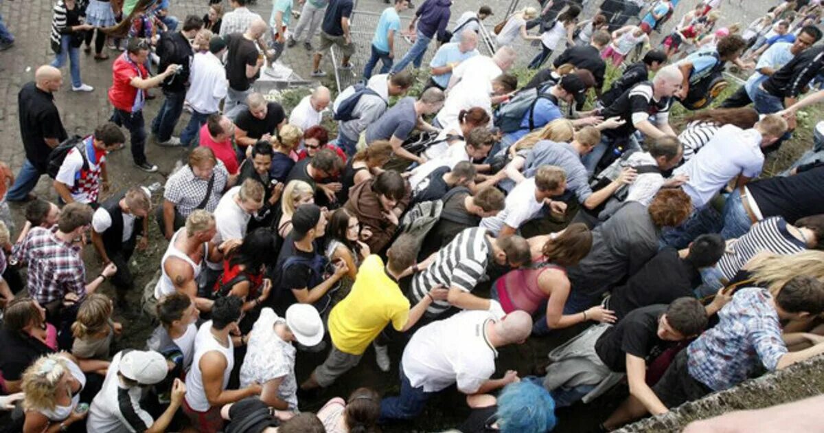 поток информации. массовые потоки. массовое скопление людей. толпа. массовые потоки.